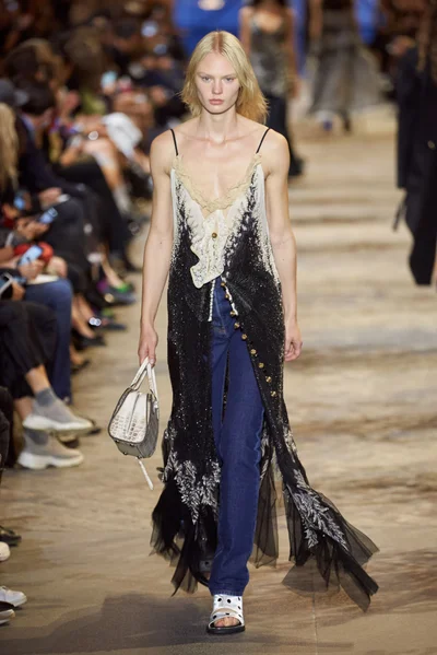 Look 16